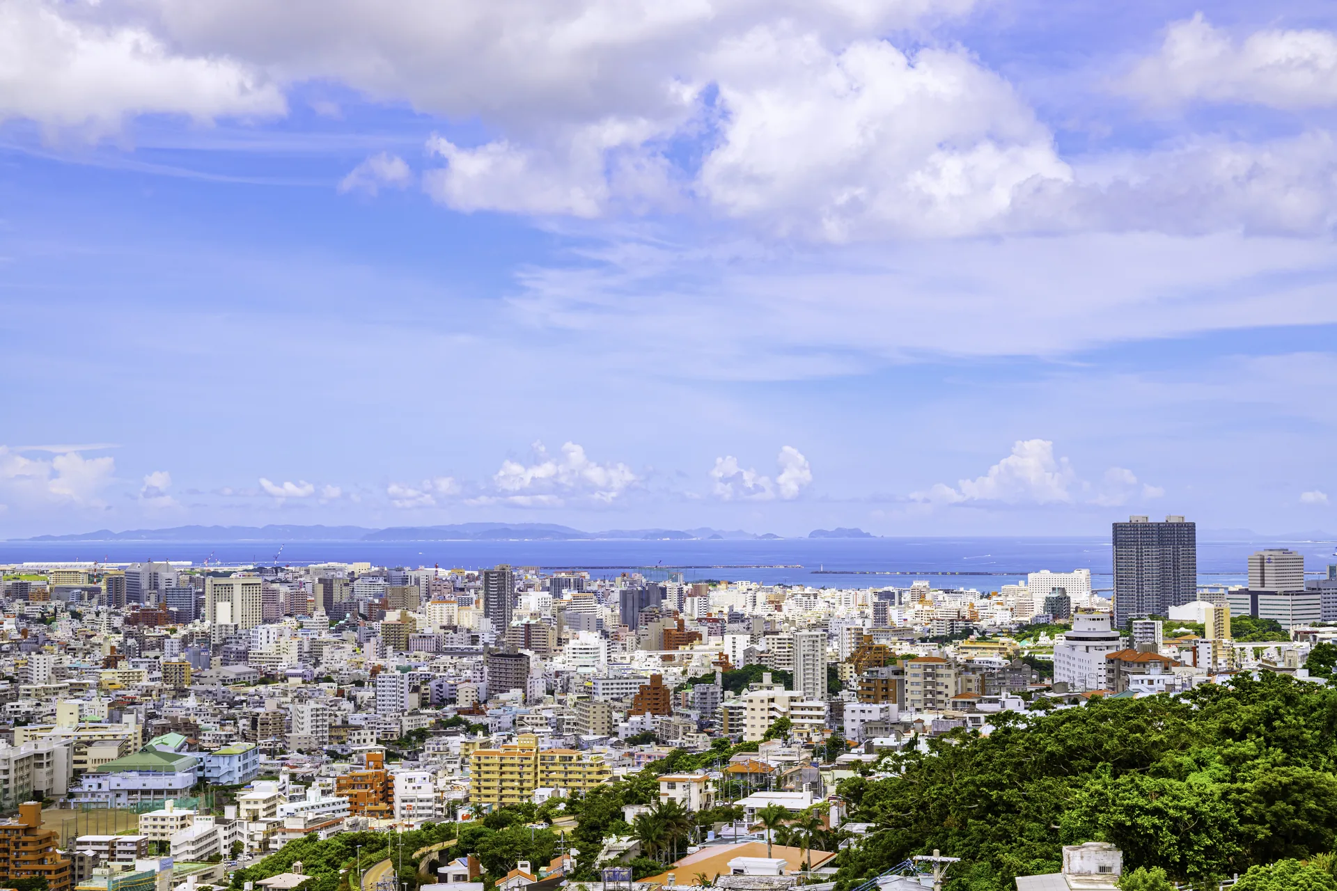 海を望む那覇市の街並み