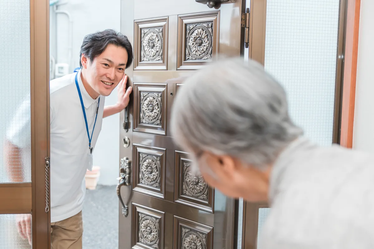 ご自宅の玄関先であいさつを交わす施術スタッフ